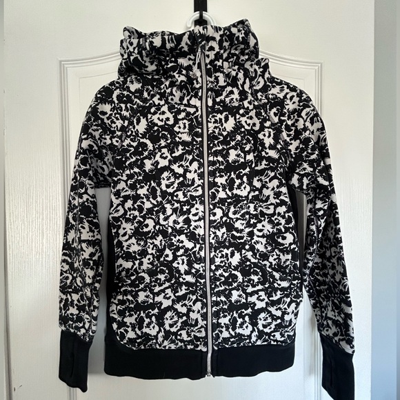 Lululemon Scuba Hoodie III - Fleur Sombre White/Black Pattern - Picture 2 of 10